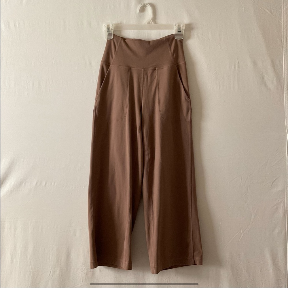 Lulu Lemon high rise crop leggings wide size M beige.